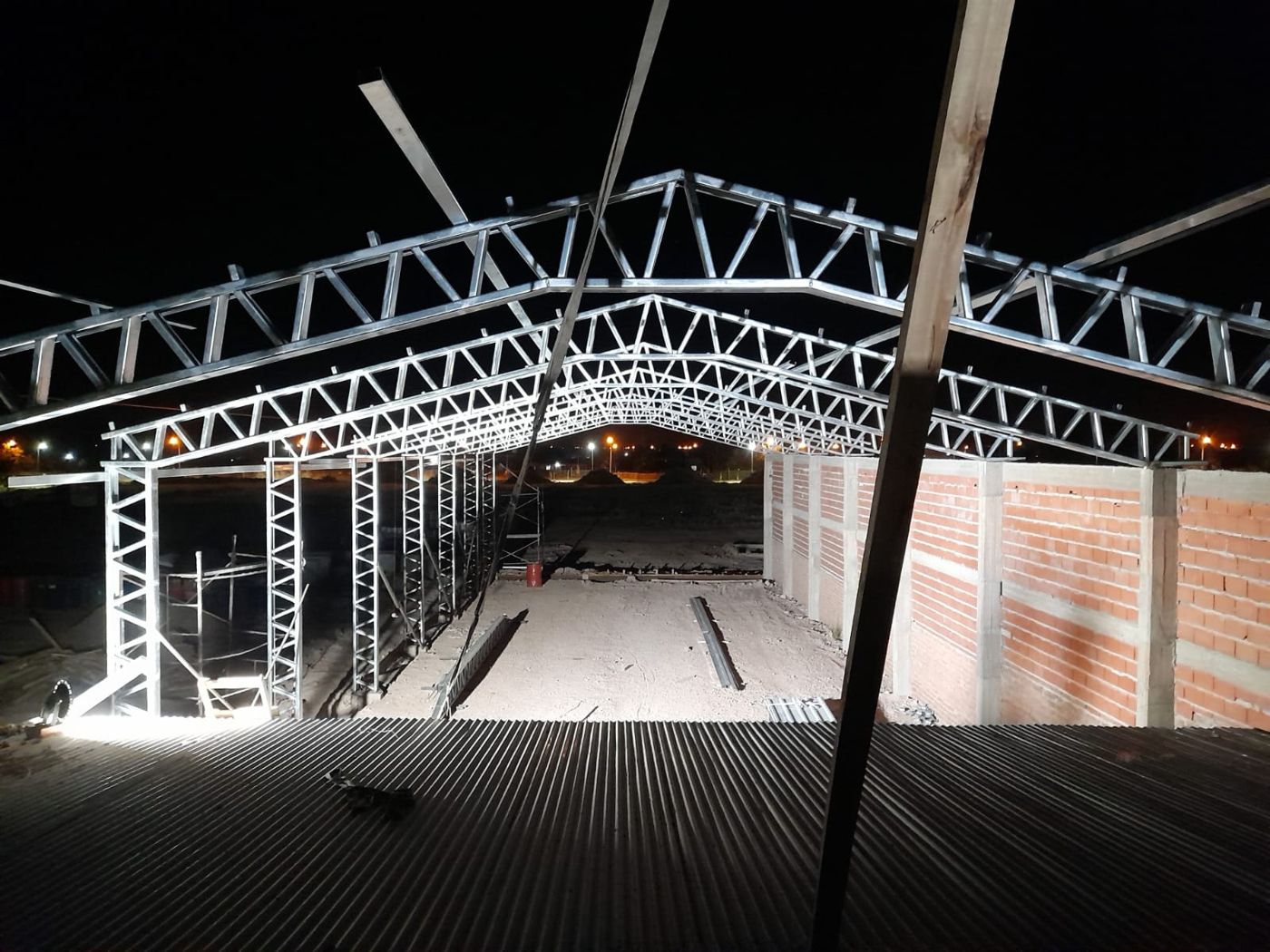 Nave industrial · cabreadas de noche